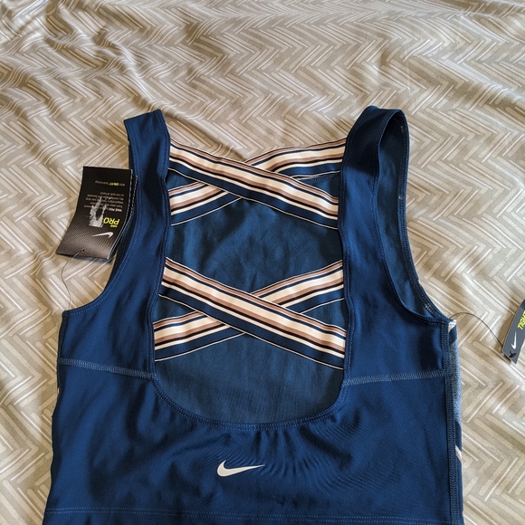 NWT Nike Crop - Picture 2 of 5